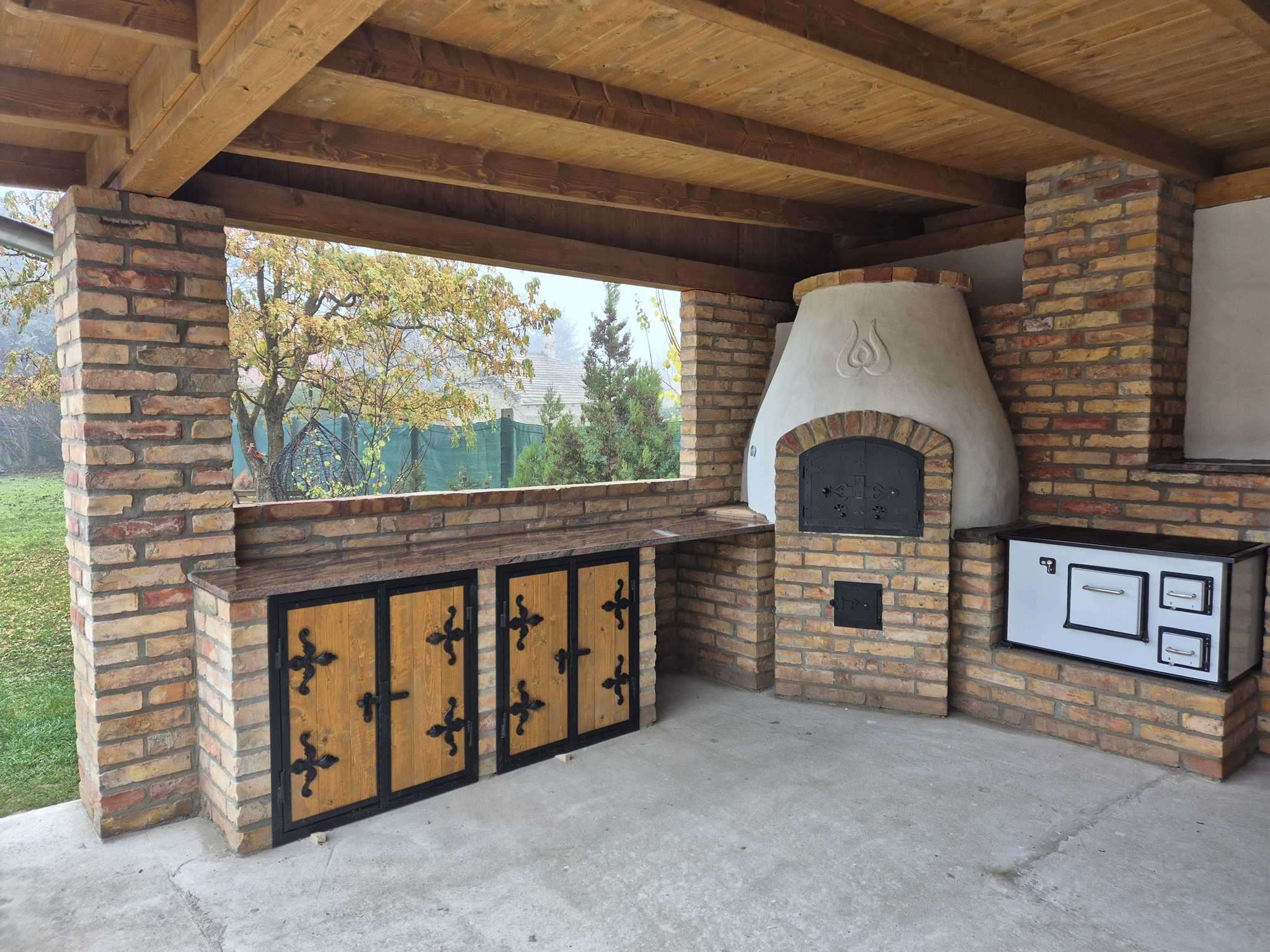 Vidéki Elegancia és Hagyomány – Komplett Kerti Konyha Komáromban