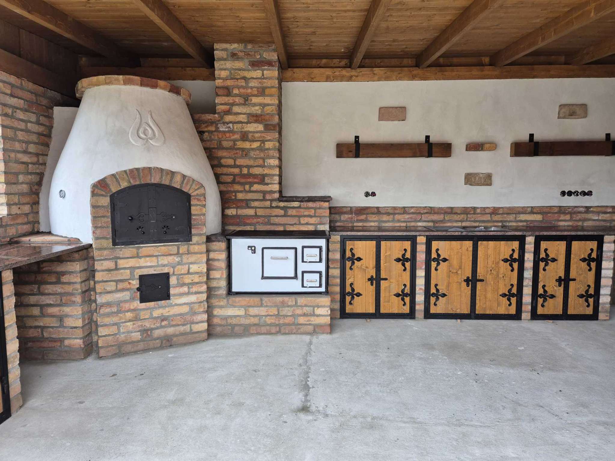 Mennyi idő alatt készül el egy épített kerti konyha?