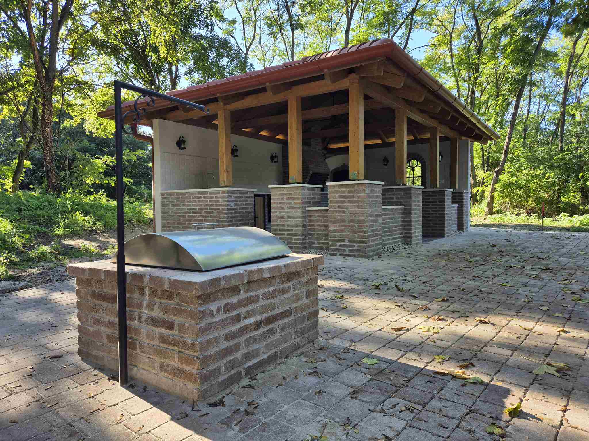 BSH Ragasztott Fa és Komplex Tetőszerkezet – Prémium Kerti Konyha Pápán