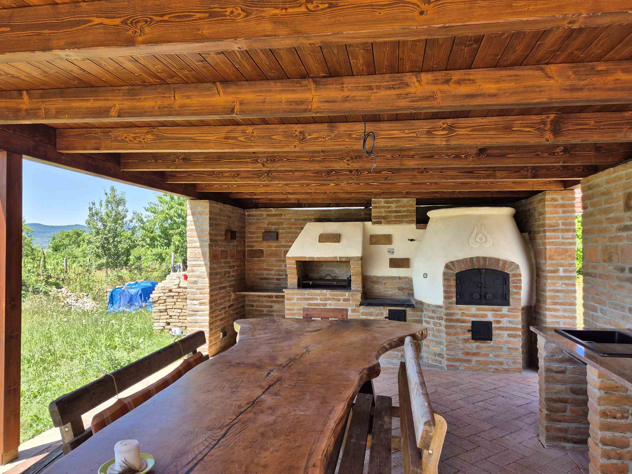 Történelmi Örökség a Dombtetőn – Kastélytéglákból Épült Konyha a Felvidéken